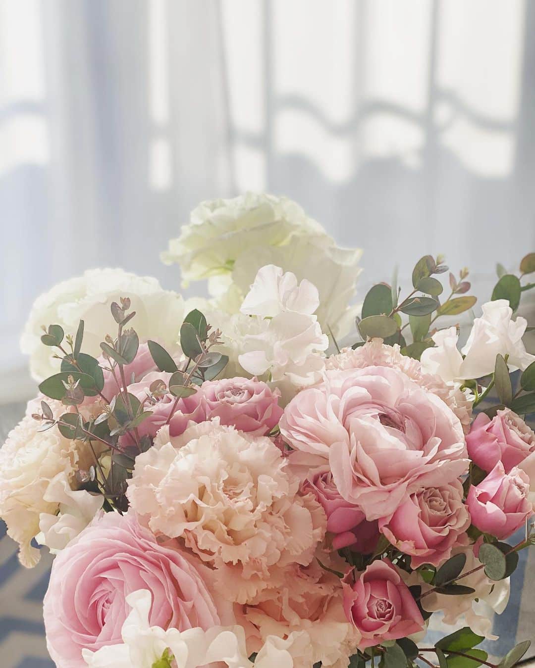 迫田里奈（りなぽよ）のインスタグラム：「. . 頂いたお花がかわい♡ . . お花は癒し🤍  . . できるだけお家に 植物を置くようにしてる。🪴 . .」