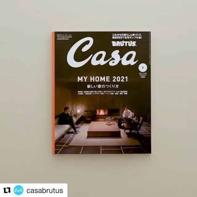 谷尻誠のインスタグラム：「本日発売のcasa Brutusに自宅が掲載されています。 @tecture_official のアプリをダウンロード（体験版）して雑誌にかざすと！！！なんと！ 未来の検索の体験が出来る様になっています。 ぜひ雑誌を手にして、試してみて下さい！  #Repost @casabrutus with @get_repost ・・・ 最新号『新しい家のつくり方』発売中！ 「新しい生活様式」が喧伝される中、住宅の価値基準も変わろうとしています。家で過ごす時間が長くなるにつれ、リラックスできるリビングや機能的なキッチンはもちろん、建材、空調設備、通気性、生活動線、音響設備まで、住空間を細やかにチューニングしていくことの重要性が再認識されています。 そこで巻頭では、数々の美しい住宅を手がけ、新しい家のあり方を常に模索する、建築家・谷尻誠が自ら設計して2020年に完成させた自邸を大解剖。新しい時代に向けた新しい家づくりのアイデアを集めました。  #casabrutus #谷尻誠 #建築家 #自邸 #注文住宅 #住宅は楽しい #最近住宅たのめるのと聞かれるけどもちろんお受けできます！」