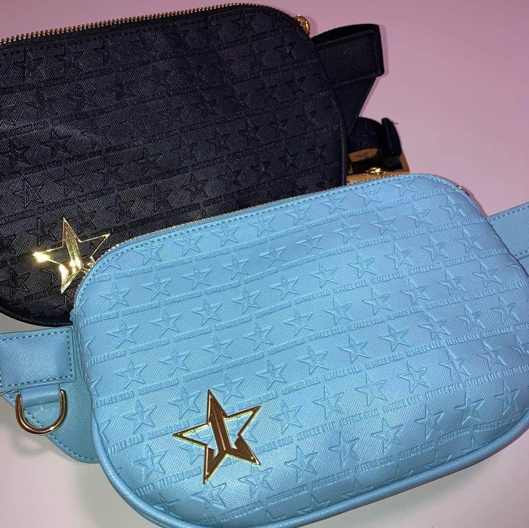 Jeffree Star Cosmeticsさんのインスタグラム写真 - (Jeffree Star CosmeticsInstagram)「@rina_makeup__  lays out your must have Crossbody Bags in light blue & black 🖤   #jeffreestarcosmetics」1月9日 7時33分 - jeffreestarcosmetics