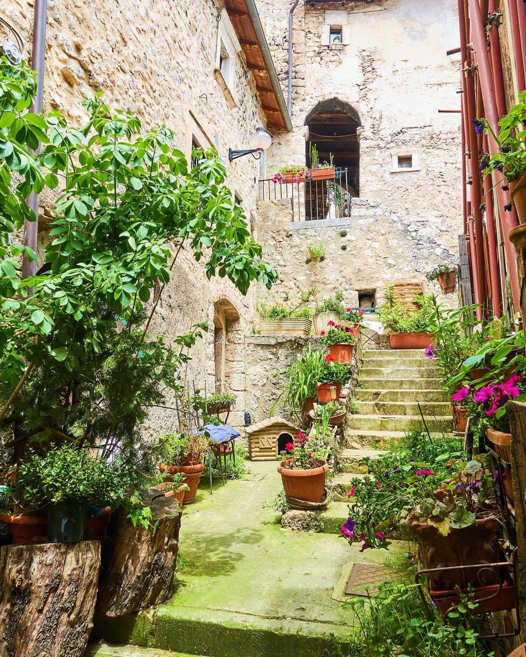 Lonely Planetのインスタグラム：「😍Still dreaming of those Italian views?   Tap the link in our bio to find out where you can buy an Italian home for €1.」