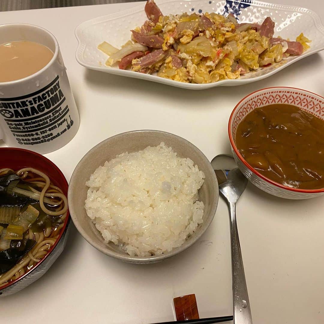 乃下未帆のインスタグラム：「. 残り物という名の 食い合わせ無視な食卓  #白菜とボロニアソーセージのあんかけ炒め #カレー #うどん  わんぱくすぎ！  #シンクでご飯」