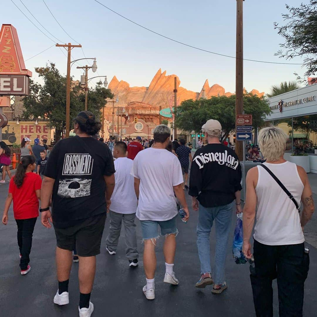 マシュー・ヤングのインスタグラム：「found these photos of me and these 3 sweet as boys at @disneyland on our collective best day ever 💖 [day / nite]」