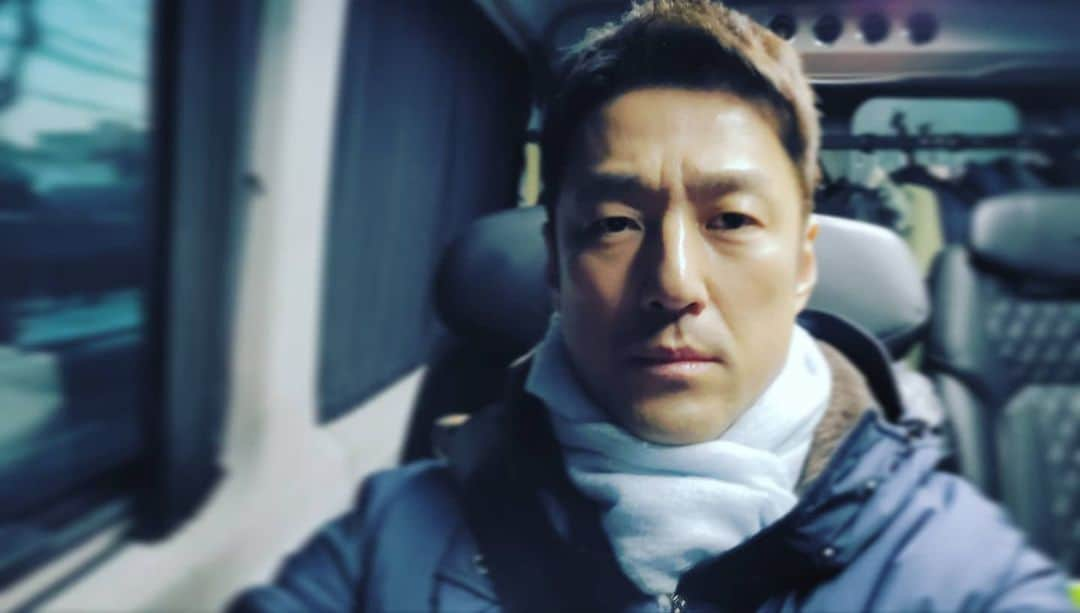 チ・ジニさんのインスタグラム写真 - (チ・ジニInstagram)「@ikkle_entertainment #언더커버🎥 #출근🚌 #춥다❄️」1月9日 7時59分 - actor_jijinhee