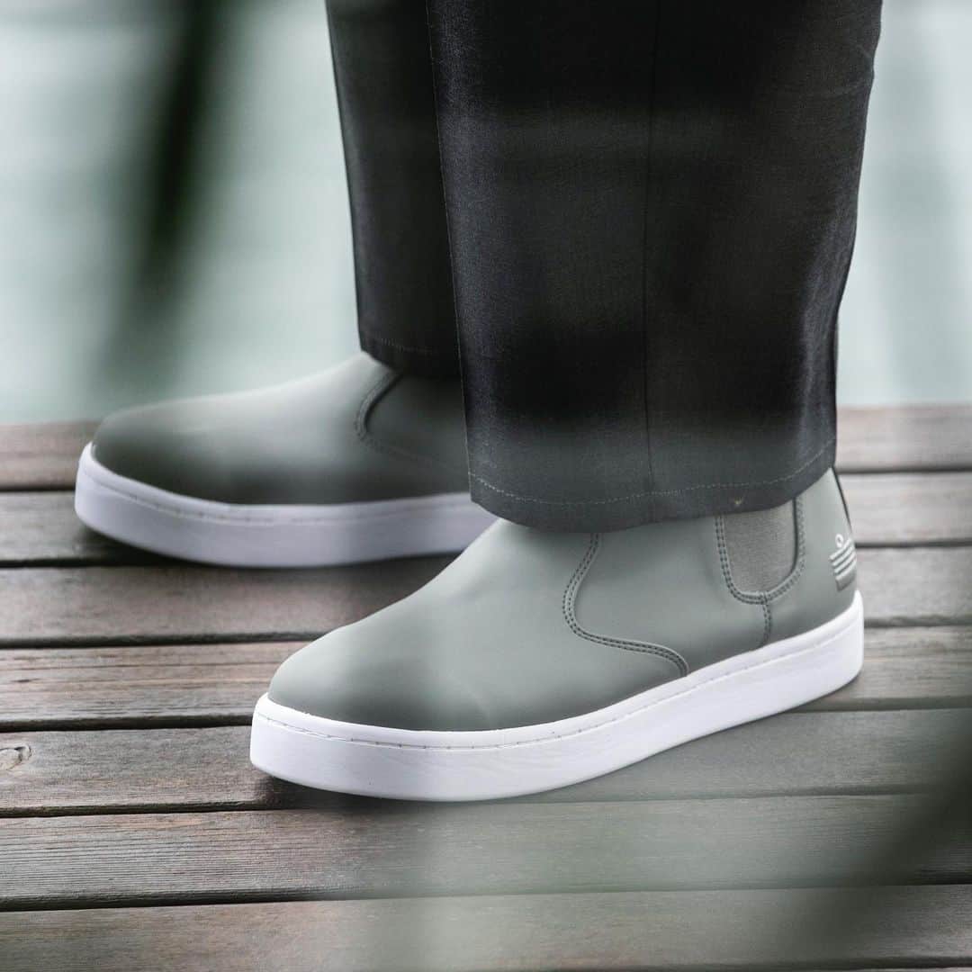 アドミラルのインスタグラム：「ワイドシルエットのパンツとも相性が良く、スタイリングに季節感というアクセントを加えてくれるのは、スニーカーでありながら、サイドゴアブーツのデザインを実現したDUNDEE（ダンディー）。  裾幅太めのパンツともバランスが良く、グレーの濃淡によるワントーンコーデが洒脱なスタイルをつくり上げます。  #admiral #admiralfootwear #sneakers #boots #mensboots #sneakeraddict #sneakergram #footwear #shoeslover #mensshoes #shoestagram #mensfashion #gentleman #アドミラル #アドミラルフットウェア #スニーカー #スニーカー好き #スニーカーコレクション #スニーカー男子 #スニーカー倶楽部 #スニーカーコーデ #スニーカースタイル #メンズファッション #靴好き #ブリティッシュスタイル #ジェントルマン #メンズシューズ #足元 #サイドゴアブーツ #ブーツ」