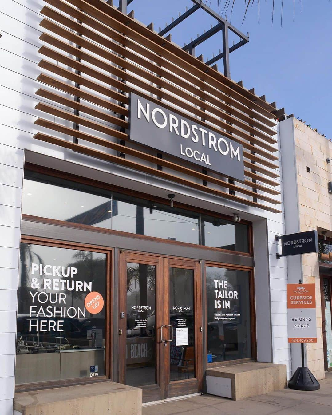 Nordstromさんのインスタグラム写真 - (NordstromInstagram)「We’re excited to announce our new SoCal Nordstrom Local in Manhattan Beach! We're officially open, so come on in for easy online order pickup, returns, express alterations and styling. Find more information on this new opening as well as locations near you at the link in bio. #stayNspired」1月9日 8時06分 - nordstrom