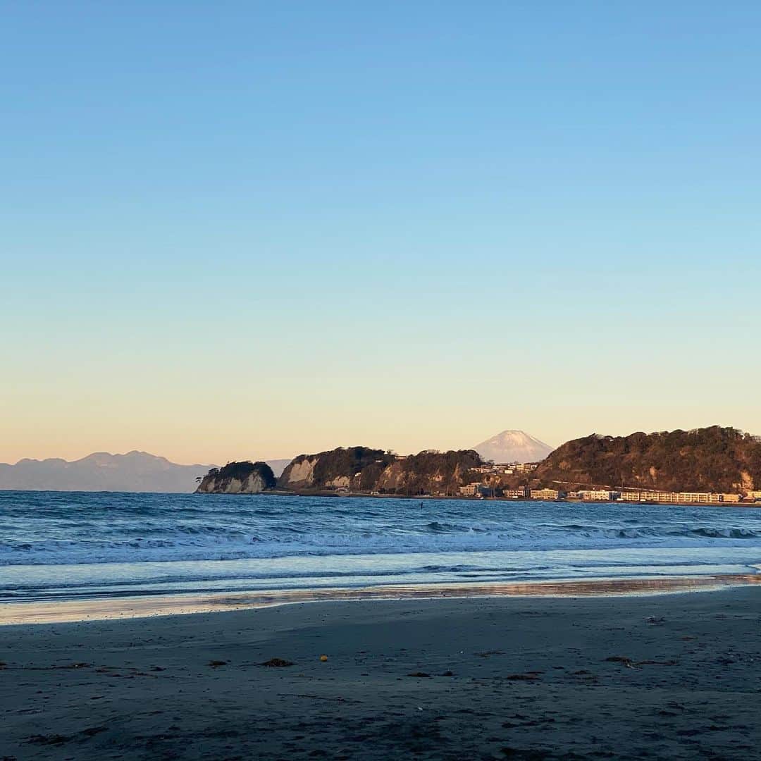 宮崎謙介さんのインスタグラム写真 - (宮崎謙介Instagram)「海と富士山とサーファーを眺め手の海辺でつめたーいカフェオレを飲む休日。  #鎌倉 #早朝散歩  #富士山 #サーファー  #海」1月9日 8時06分 - miyazakikensuke1031