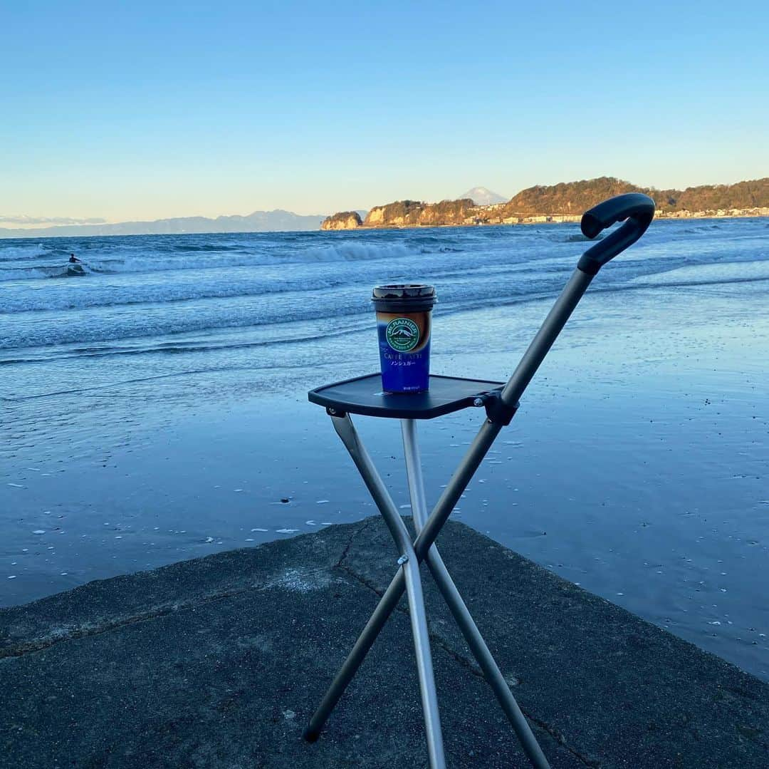 宮崎謙介のインスタグラム：「海と富士山とサーファーを眺め手の海辺でつめたーいカフェオレを飲む休日。  #鎌倉 #早朝散歩  #富士山 #サーファー  #海」