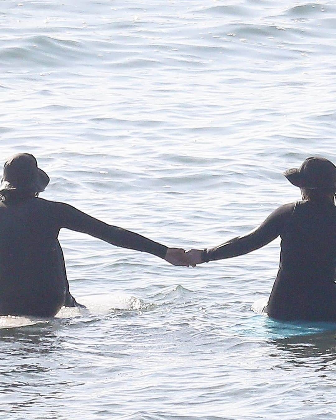Just Jaredさんのインスタグラム写真 - (Just JaredInstagram)「Leighton Meester and Adam Brody were spotted holding hands while riding their surfboards in Malibu! We have so many more great photos up now on our site. Tap this pic at the LINK IN BIO! #LeightonMeester #AdamBrody Photos: Backgrid」1月9日 8時08分 - justjared