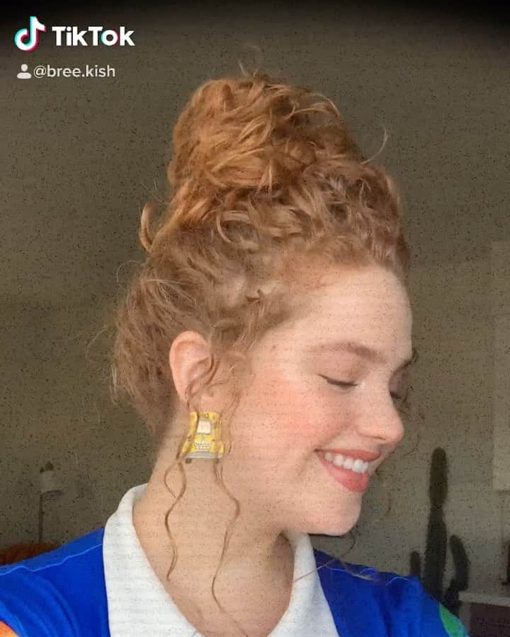 ブリー・キッシュのインスタグラム：「yes i made a tiktok and yes i’m ready to spit facts as miss frizzle 🪐✨🦕💥 follow me if ya wanna!」