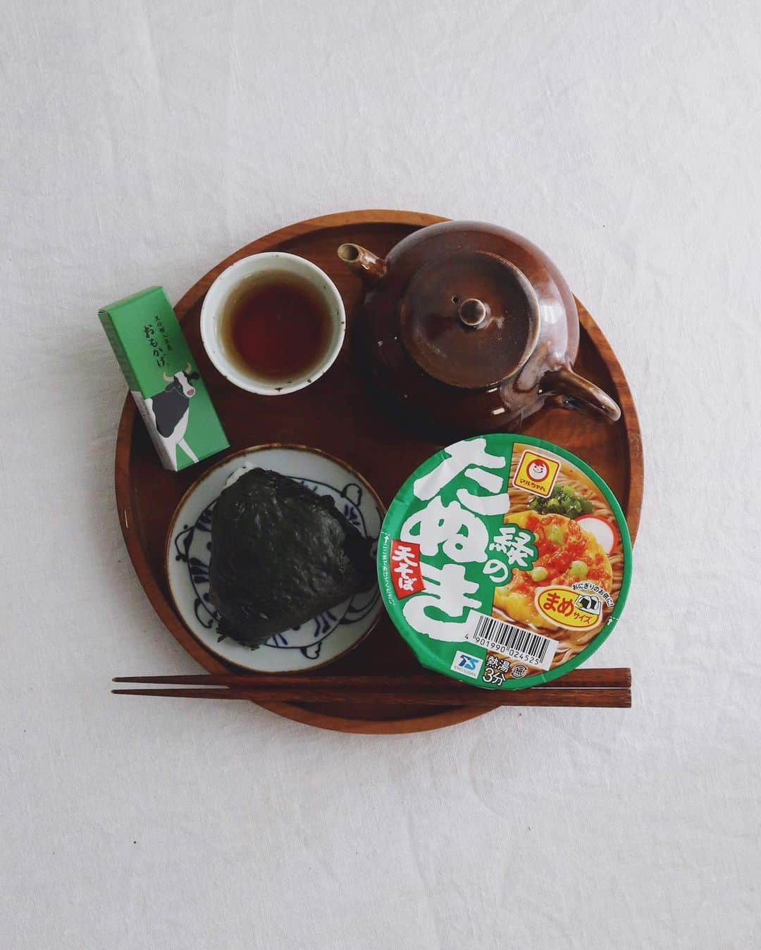 樋口正樹さんのインスタグラム写真 - (樋口正樹Instagram)「Today's breakfast . 今朝は寝坊しました。 梅おかかのおにぎり、 小さい緑のたぬきと、 おもかげ、ほうじ茶。 . . #寝坊した #緑のたぬき #即席麺 #カップ麺 #おにぎり #おもかげ #ズボラご飯 #breakfast」1月9日 8時20分 - higuccini