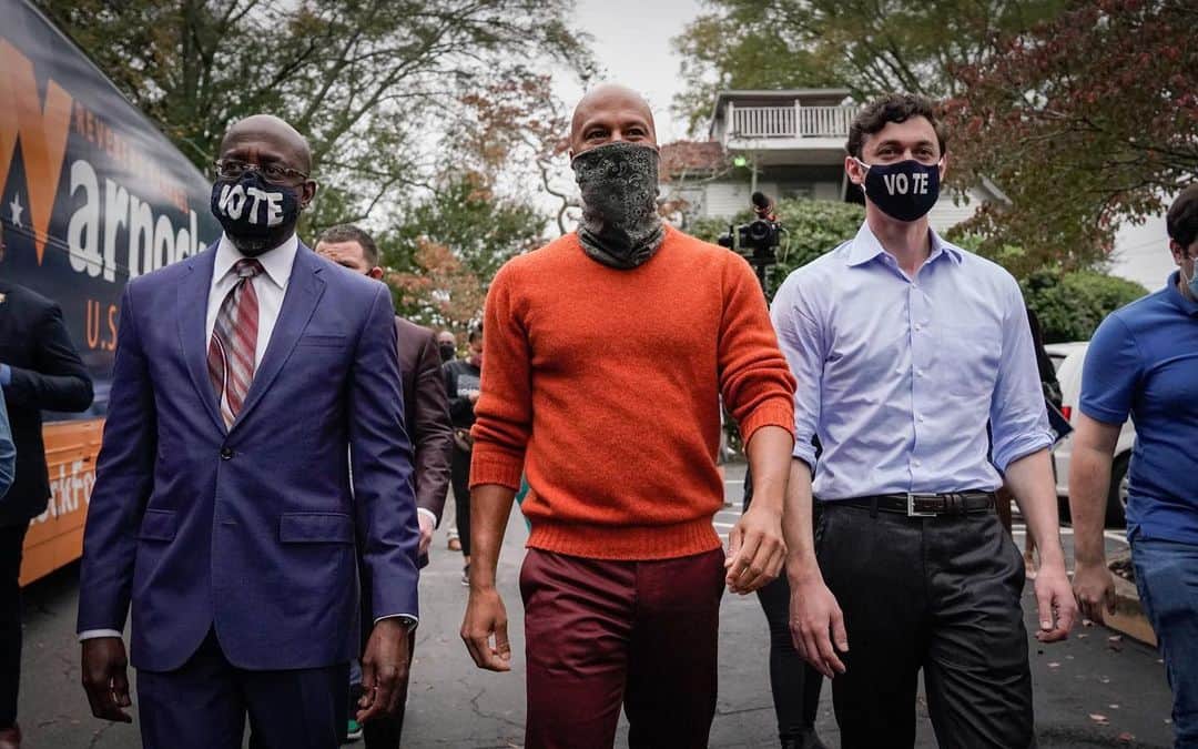 コモンのインスタグラム：「It's official! #Georgia made history this week in electing the two men walking beside me, Jon Ossoff and Reverend Warnock, to the U.S. Senate. Thank you to everyone for all of your hard work in making this happen! We did that.」