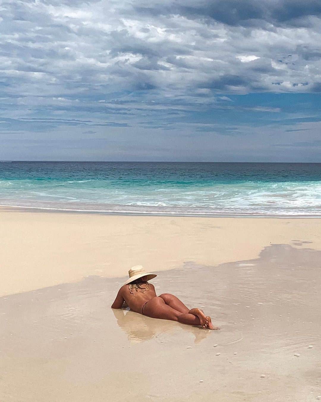 フェリシティー・パルマティアーのインスタグラム：「photo dump from yesterday’s activities 🧘🏼‍♀️🌸🏖 swipe to see ➡️」