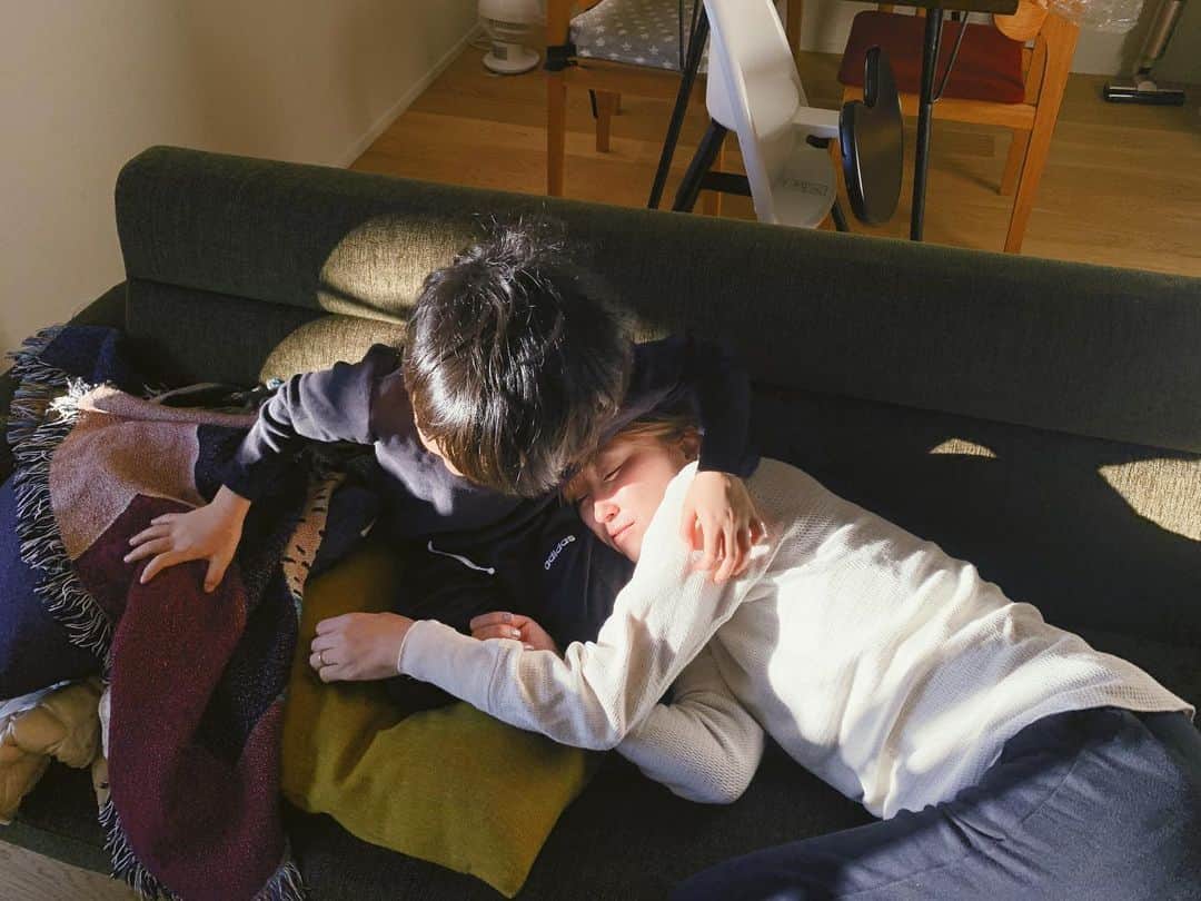 花盛友里のインスタグラム：「息子の膝枕でウダウダする最高の朝。」