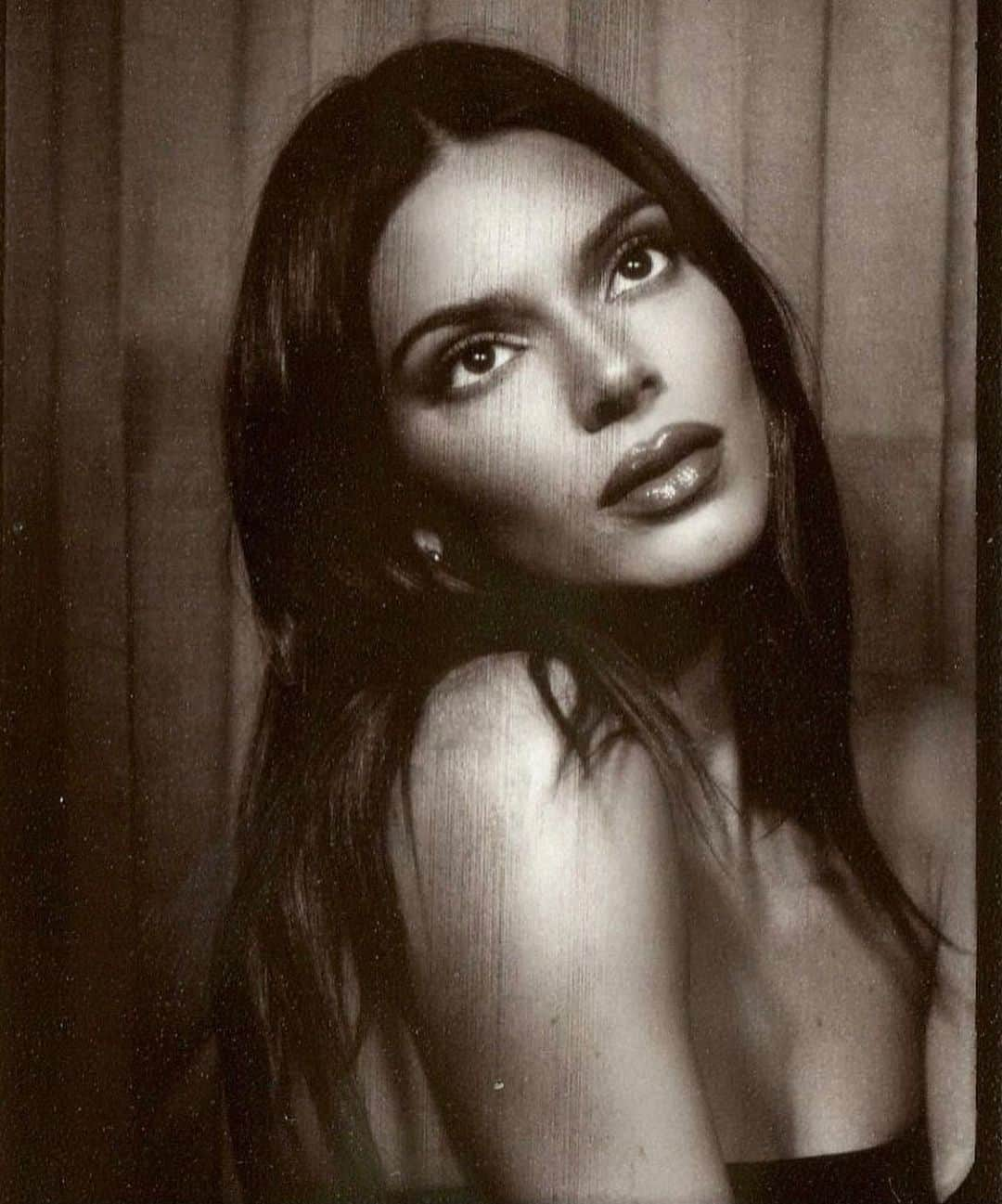 JEN ATKINさんのインスタグラム写真 - (JEN ATKINInstagram)「The perfect photo doesn’t exis— @kendalljenner 🌛✨ @maryphillips #jenatkinhair」1月9日 8時22分 - jenatkinhair