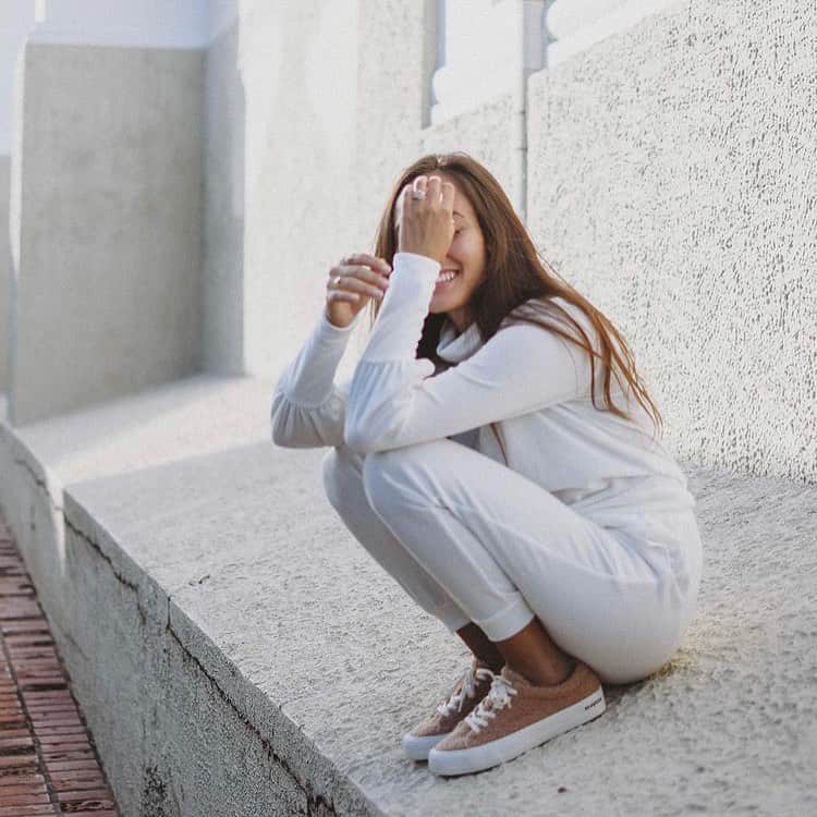 のインスタグラム：「@everything__e defines cozy.   Hot tip: our Gallery Sneaker in Blonde flew off the shelves this season, but if you wear a size 5 & 11 women’s, we have a few more pairs left as part of our End of Season Sale!  #showupinseavees」