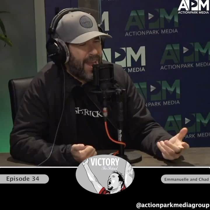 エマニュエル・シュリーキーのインスタグラム：「Another hilarious episode on the @victorythepodcast with @ichadlowe @mrdougellin @mrkevinconnolly  Take a listen, you won’t regret it😂」
