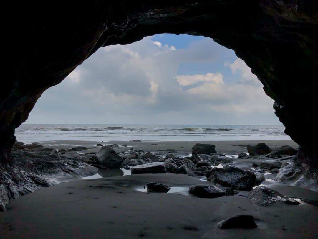 National Geographic Travelさんのインスタグラム写真 - (National Geographic TravelInstagram)「Photo by @juancristobalcobo / A natural rock formation serves as the proscenium for a unique view of the Pacific Ocean in Ladrilleros, Valle del Cauca, Colombia. #ladrilleros #pacificocean #juancristobalcobo」1月9日 8時35分 - natgeotravel