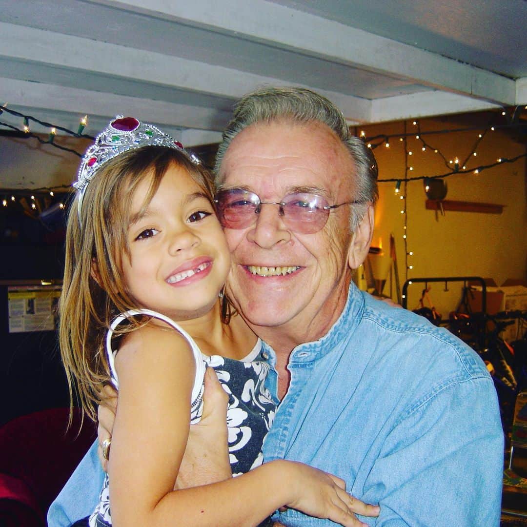ニア・ピープルズのインスタグラム：「“Princesses and Pirates” was the theme of @snpeeples sixth birthday.  My dad is just in heaven holding her. Here’s to the power of human connection.  Miss you #dad but we’re carrying@on@your legacy of love and creative expression. #forever #grateful #family #love」