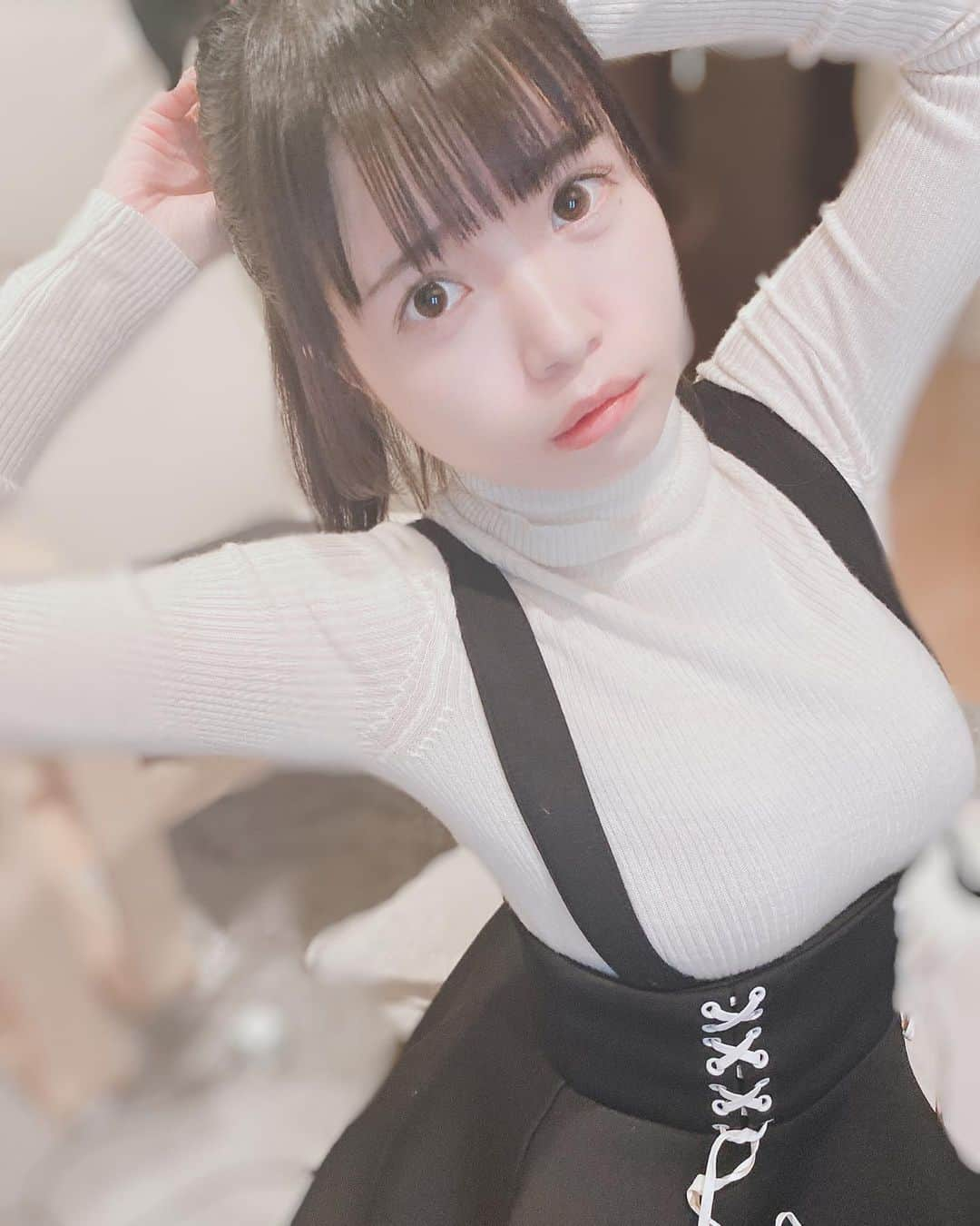 鈴木未央のインスタグラム：「にゃーん これは　トップスが我らの#ユニクロ　で スカートが　#onespo です。 今日から節約です なぜなら、お引っ越しをしないといけないから せっせとお金をためています ついったにかいた通り私は実家ぬくぬく現実見てない系は嫌悪感抱いてしまいます！わたしアイドルやるなかで親のお世話にもなったことないしありえない領域！まぁうらやましいってことなのかな！がんばろう！  でもお金ないけどおしゃれもしたーい！ 女の子ですね！笑  #japanesegirl #japaneseidol #アイドル　#ゆるっと革命団　#ポニーテール　#ハイウエスト #ロリ巨乳　#nuturephotography #idol」