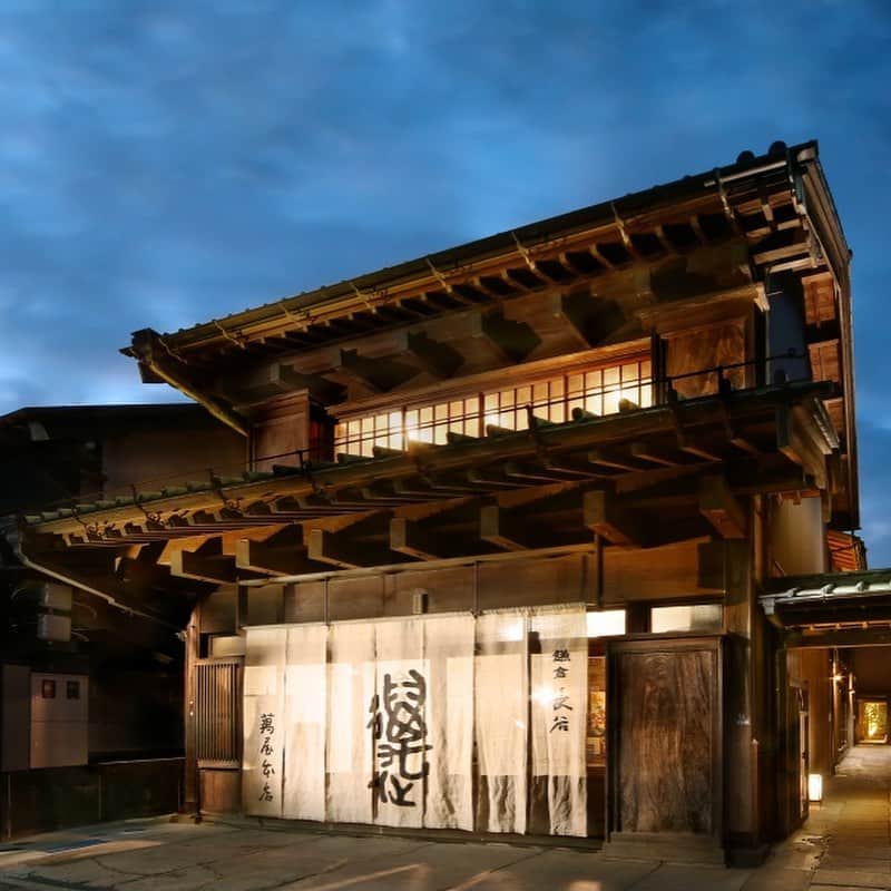 The KAMAKURA WEDDINGのインスタグラム：「大正時代に鎌倉長谷の街の人々の生活に欠かせなかった『萬屋本店』釘を使わない接ぎ木技法で建てられた歴史的建造物での結婚式」