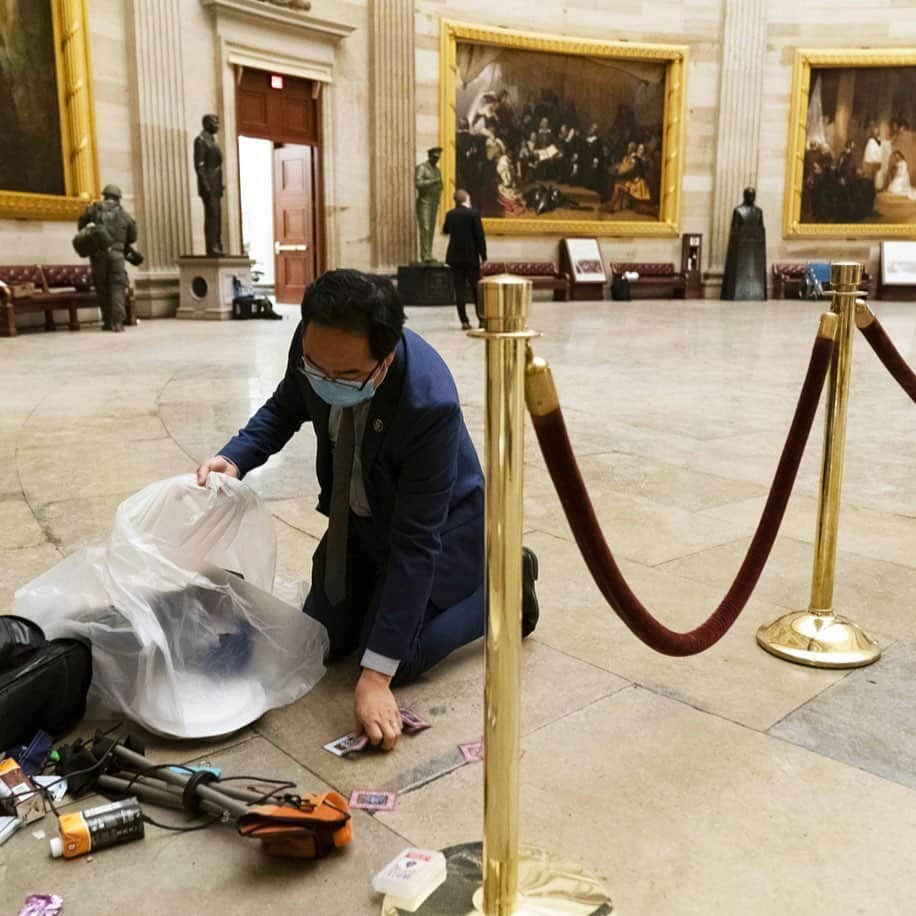 クリスティン・デイヴィスさんのインスタグラム写真 - (クリスティン・デイヴィスInstagram)「This is Representative Andy Kim , cleaning the Rotunda . Thank you Rep. Kim for your service and thoughtfulness ! Part of his quote about his experiences that day -   “I feel blessed to have this opportunity as a son of immigrants to be able to serve in Congress,” he said. “Democracy to me is this place of opportunity that is affording me a chance to do something extraordinary.”  I’m so grateful fir the people who helped in so many ways on this most violent horrific day for our country .」1月9日 8時39分 - iamkristindavis