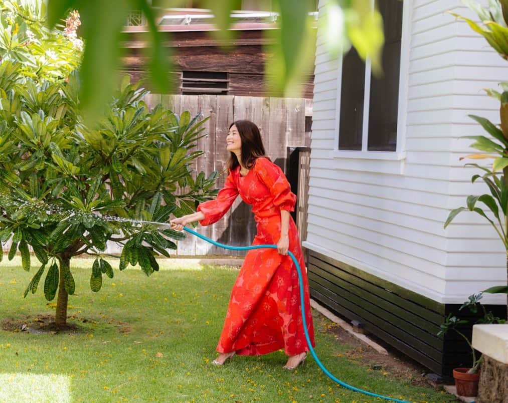 ブレンダのインスタグラム：「Anybody else wear a vintage mu’umu’u and suede Manolos when they water the garden😋?  Some colorful and fun images in the latest issue of  Eclat Magazine 今月の @eclat.magazine 久しぶりでましたよ🤗 私のスタイリングと最近 の ハワイの話しも ぜひ見てください😊 Text by @reikohase」