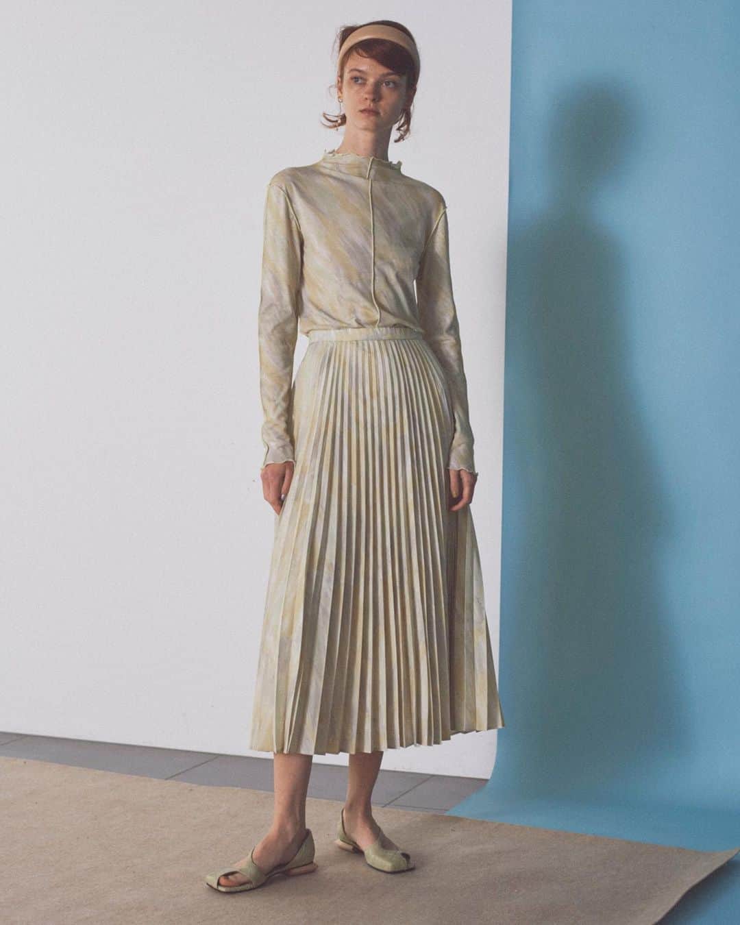 のインスタグラム：「【NEWS】 2021 SPRING COLLECTION PRE ORDER   公式オンラインストア及びウサギオンラインにて 春の新作のプレオーダーがいよいよスタート！ どこよりも早く新作をご覧いただける機会を ぜひお見逃しなく。  ＊一部商品は発売を開始しております。  tops ¥11,000＋tax skirt ¥23,000＋tax headband ¥3,600＋tax earrings ¥6,000＋tax shoes ¥21,000＋tax  1/8(金)12:00～1/10(日)23:59までの3日間、 2021 SPRING COLLECTIONをご予約いただいた方には MAカード+5％をプレゼント！  @furfur_official @furfur_official_staff  #FURFUR #ファーファー」