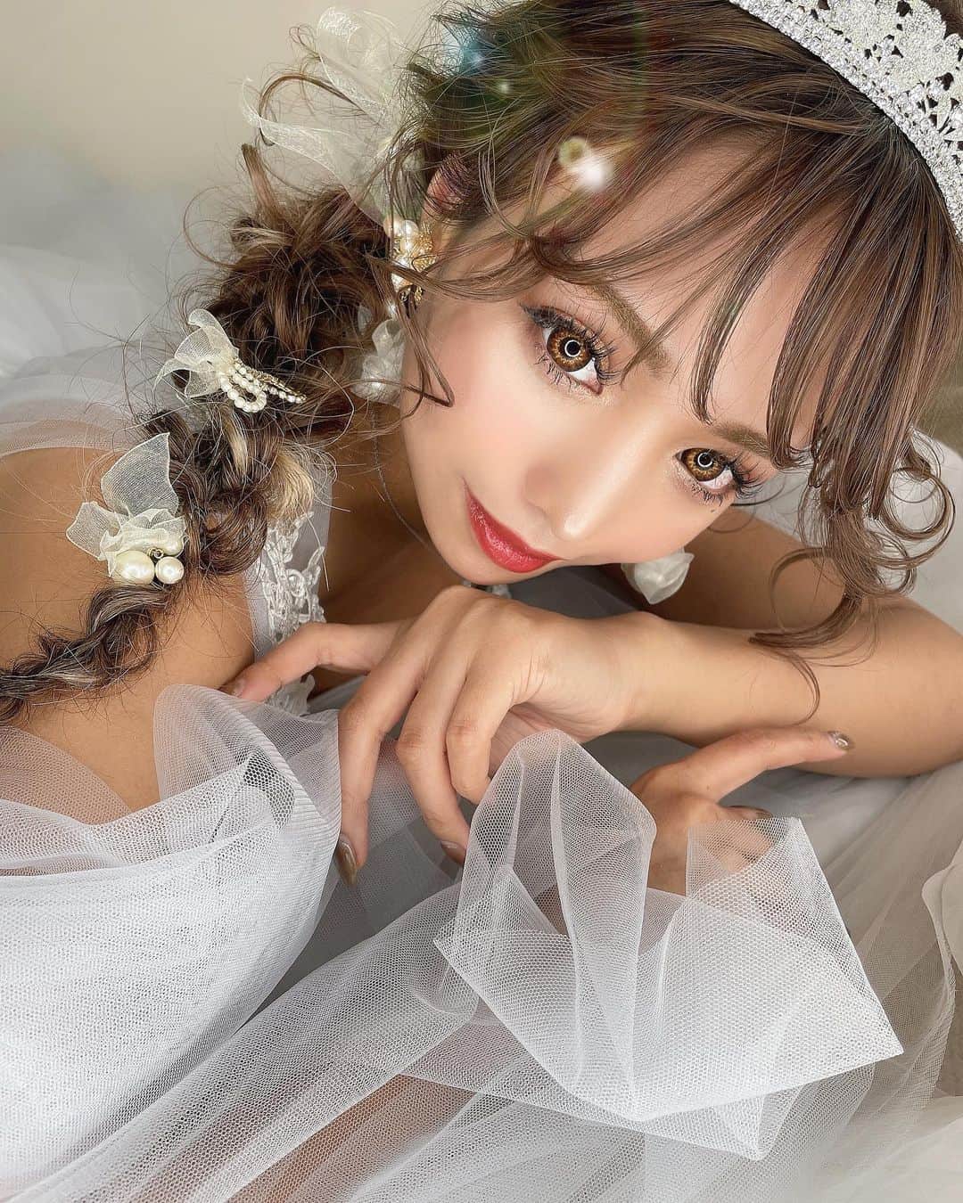 堀井大輔のインスタグラム：「・ ・ 久しぶりのぽよ🙌 ・ 素敵な作品たくさんで小出しで載せていきます♡ 仕草、表情抜群でした✨ ・ 𝑚𝑜𝑑𝑒𝑙 @p.o.y.o.b.a.b.y  ℎ𝑎𝑖𝑟/𝑝ℎ𝑜𝑡𝑜 @daisuke_5511  ℎ𝑎𝑖𝑟 𝑎𝑐𝑐𝑒𝑠𝑠𝑜𝑟𝑦  @laralaura73  𝑒𝑎𝑟𝑟𝑖𝑛𝑔  @primavera_wedding  𝑏𝑜𝑢𝑞𝑢𝑒𝑡 @bebu_flower  ・ ・ #クラウンヘアー#天白区#名古屋 #名古屋美容師 #美容師 #ヘアセット#セット#ヘアアレンジ #プレ花嫁 #作品撮り #ウェディングドレス #ホリーマジック #ホリージョ撮影 #ホリージョ #2021秋婚 #2021春婚 #2021夏婚 #全国のプレ花嫁さんと繋がりたい #ウェディングニュース #コテ巻き #巻き髪 #ゼクシィ2021 #アップスタイル #まとめ髪 #おだんご #編みおろし #Dressy花嫁 #プラコレ ￼ 	◦」