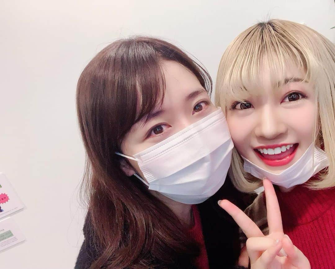 杉山弥紀佳のインスタグラム：「♡ . . MBSラジオ『イマドキッ』 前&半&組でごいっちょちゃちぇて いただいておりますた まりっぺ(早川真理恵)さんと 最後の収&録の際に パシャりっ📸💕 . . ほんまにいつも ベジタリアンガール(優女)で、 にこにこほわほわ 癒ちの天&才なのでわないかと 思ふくらい！✨ . すばら&すばらな お方なのでする🥰 . . われちがまだラジオに 不慣れな時も、 リラックスちて 話ちぇばええのだよと アドバイスちて下ちゃったり . すぎやんが居なくなってもうたら 元気パワーが無くなってもうて さびちまるだよぉと おっちゃって下ちゃったり🥺💖 . . 心の底から 感謝ちかござじゃりませぬっ！ . . ベジタリアンすぐる お姉さんでふ😘 . . われちがメンバーの間に ご結婚もなちゃって👰🤍 ちあわせガールのパワーお 分けてもろてまちた😌🍀ふふっ . . ありがたキングダム デラックスシュナイザー ボルトハリケーンどすた(*´꒳`*)❤️ . . またお会いできる日お たのちみんぐぅう⤴︎に ちておりマッスルクイーン👸💓 . . . #われち語 #イマドキッ #MBSラジオ #まりっぺ さん #早川真理恵 さん #早川真理恵さん #優女 #AM1179 #FM906 #ラジオ #radio #📻 #自撮り女子 #金髪女子 #女子大生 #金髪 #instamakeup #instafhoto #141 #instagood #followme #instalike #팔로우 #instafashion #셀피 #셀스타그램 #自撮り #selfie #感謝 #ありがたキングダム」