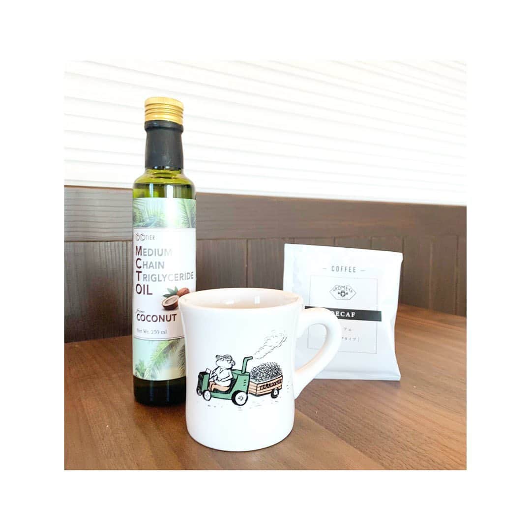 ダイエットコーチEICOのインスタグラム：「編集者さんにいただいた　#akomeya の　#decafe を。ありがとうございます。香り豊かでとても美味しいです。  国内初となる　#デカフェ工場 で水と二酸化炭素だけを使用し、カフェインを抜く処理を行なったそう。スペシャルティクラスのコーヒーが原料で高品質の安心で安全なデカフェ・ドリップバッグコーヒー。 これに #mctオイル を入れて。 #中鎖脂肪酸  が主成分。消化をしやすい脂肪でエネルギーに変わってくれます。#脂肪燃焼モード と　#空腹感の減少　で元気な一日に。 ぬるめに淹れたコーヒーにオイルを入れてます。無味無臭。  マグカップは　#大倉山　の　#テラコーヒー のもの。　#中目黒　にもあるみたい。　大倉山に住んでた時に通ってました。ここのコーヒーも最高。  #ダイエットコーチEICO #ダイエット #ダイエットコーチ #ダイエットチョイス」