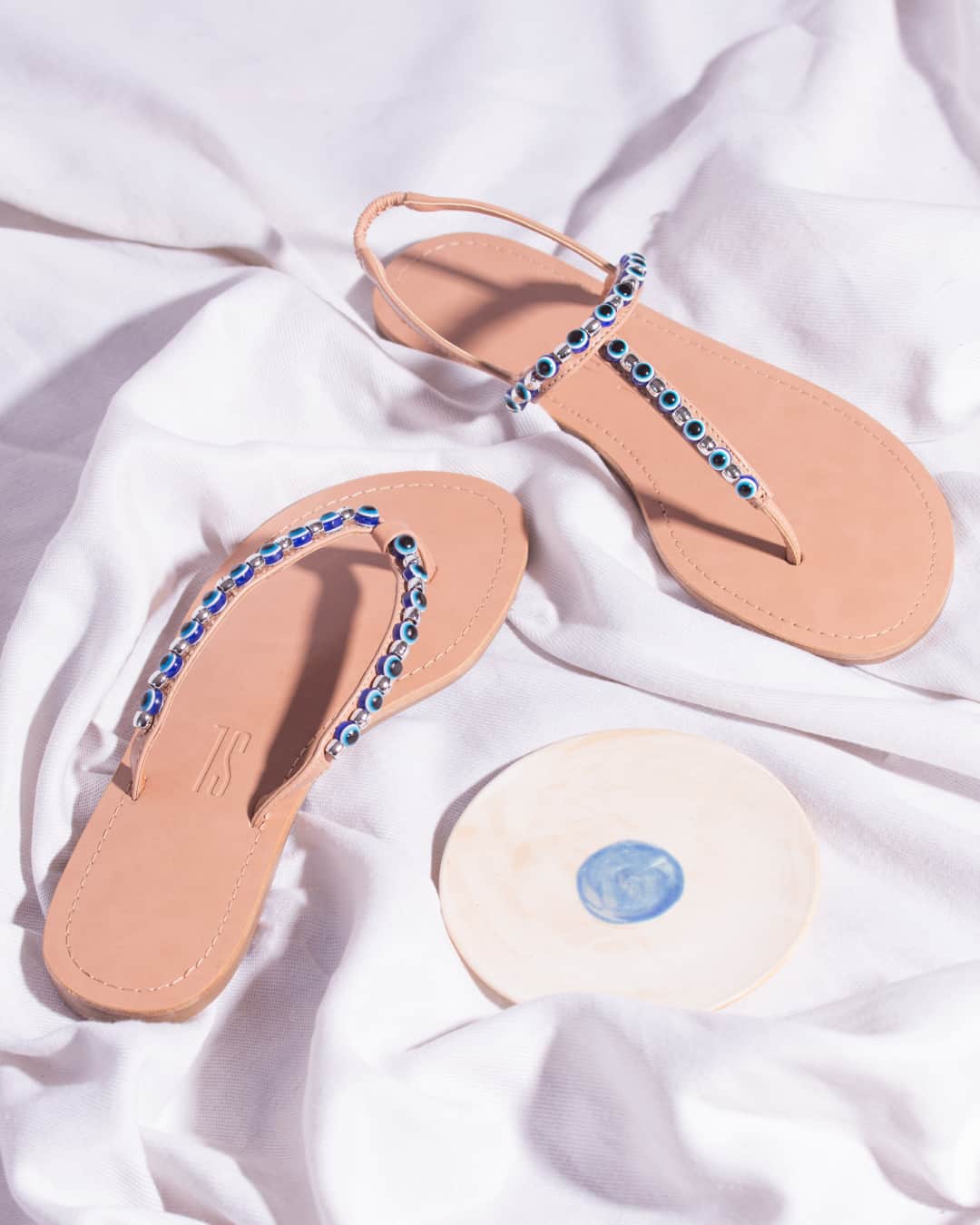Santa Lollaのインスタグラム：「As pequenas peças de olho grego são delicadas e agregam valor para as rasteiras do verão. Uma de cada, por favor! [ Rasteira R$149,90 • Thong R$169,90 ] #santalollaverao21 #goodvibes #evileyes #greekeye #nazar」