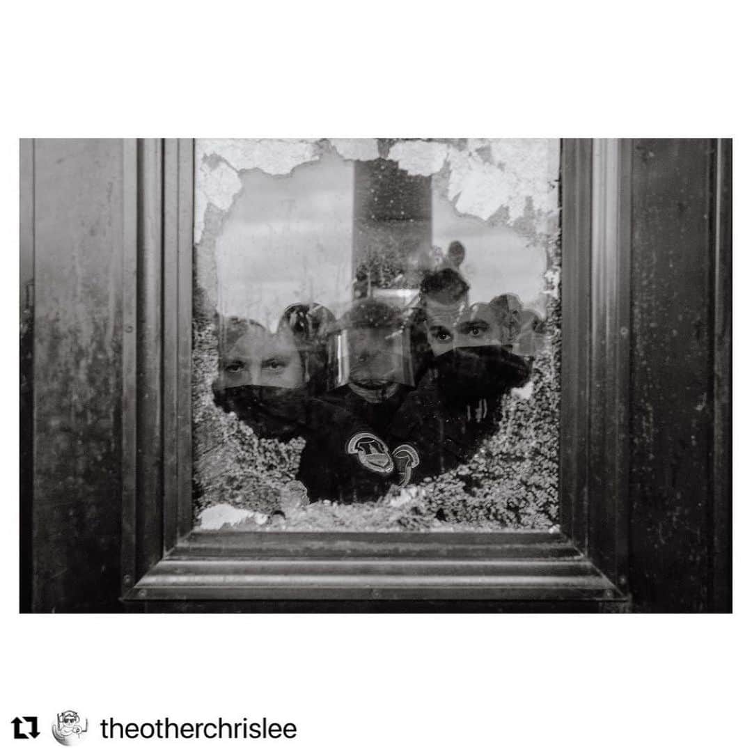 アマンダ・デ・カディネットのインスタグラム：「Thanks @curtisleejamie for sharing these powerful images taken inside the Capitol . @theotherchrislee 📸」
