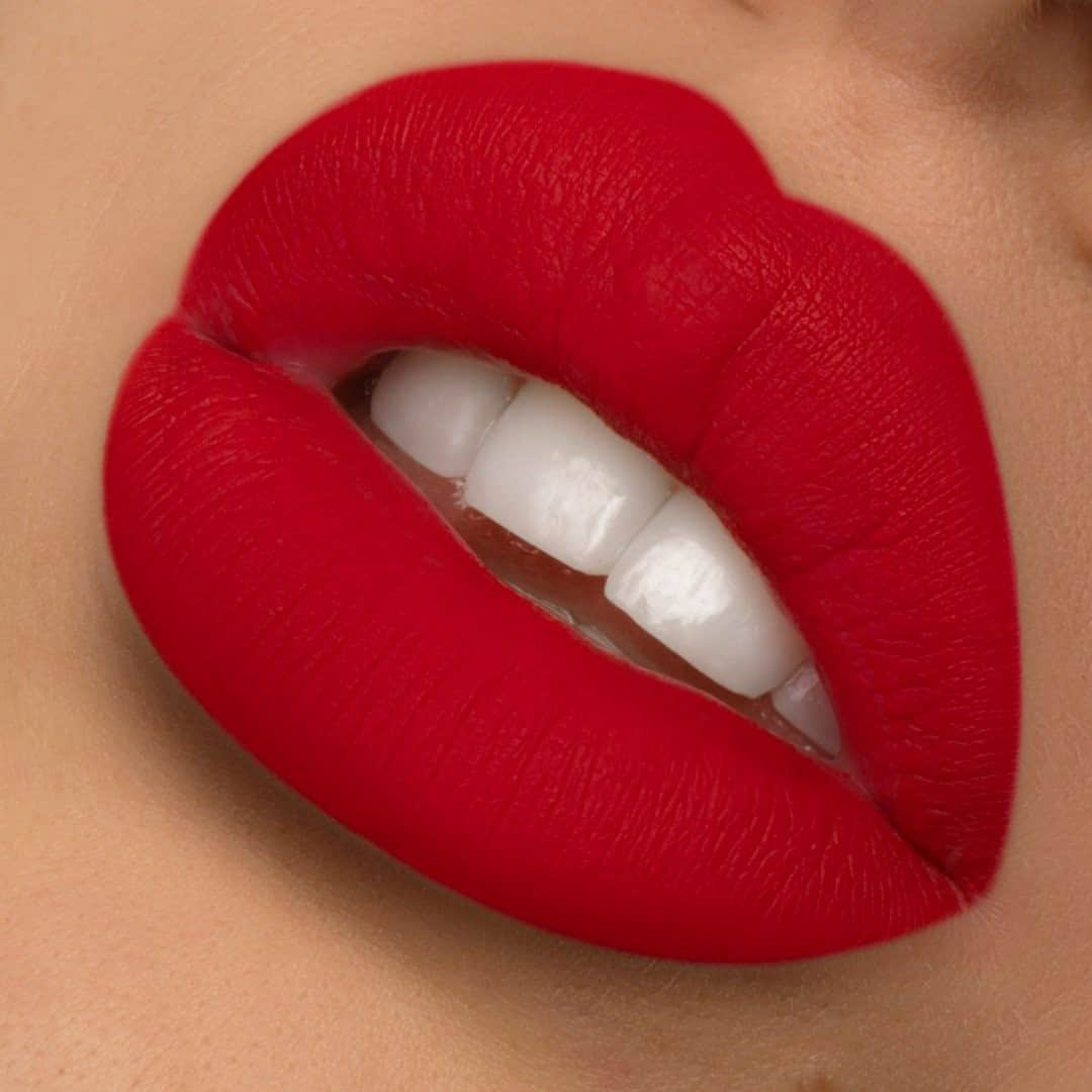 Too Facedのインスタグラム：「The perfect red 🔥 @soolmuaz shows off our Melted Matte Lipstick shade Hot Stuff. Tag a BFF who'd love this shade! #toofacedambassador #getmelted #toofaced」