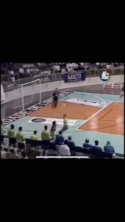 アレッサンドロ・ローザ・ヴィエイラのインスタグラム：「Minha estréia na Seleção foi assim, só pra ficar esperto 🥲🥲 1998 🇧🇷✅」