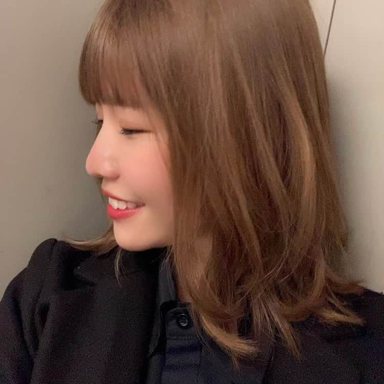 榎本ほのかのインスタグラム：「色落ちしてきたので綺麗にしてもらいました💇🏻‍♀️﻿ ﻿ 栗原さん @yu_suke_kuri﻿ ありがとうございます💇🏻‍♀️﻿ ﻿ ﻿ #hair #haircolor﻿ #OASIS3142 #南青山﻿ #アッシュ #ブリーチカラー」