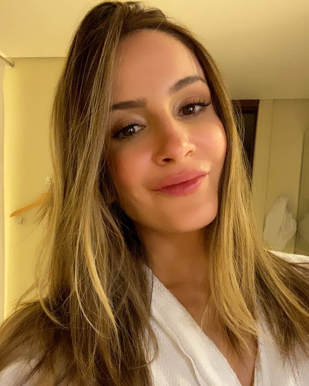 Claudia Leitteのインスタグラム：「A mocinha aqui tá doida pra fazer umas mechas douradas no cabelo. E aí? Um cadinho mais loira? Deixo assim?」