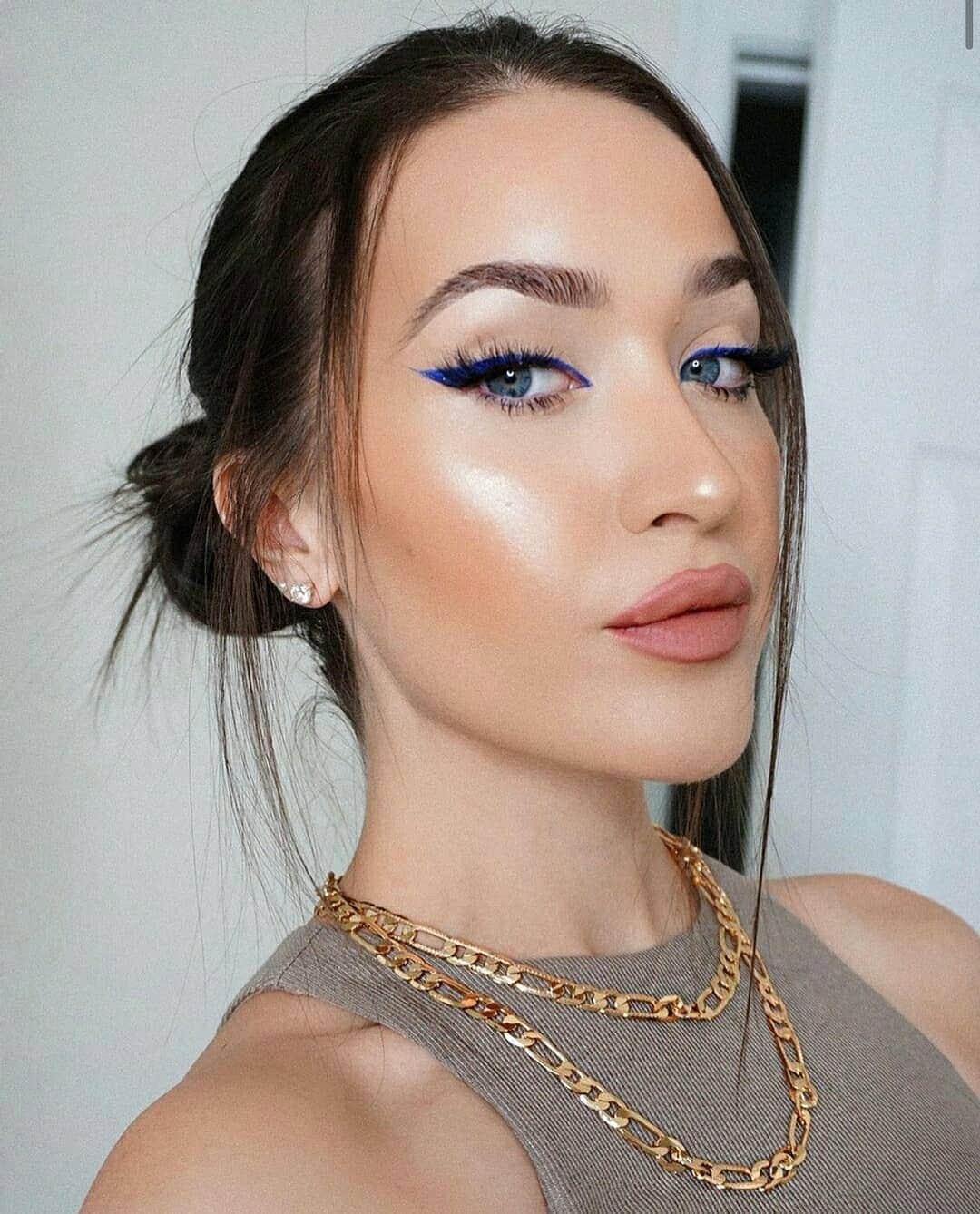 のインスタグラム：「Hi @makeupemalii 👀 looking like a 👑 in Sapphire Blue Schwing   #thebalm #thebalmcosmetics #eyeliner #makeup #cleanbeauty #beauty #crueltyfreebeauty #glam」