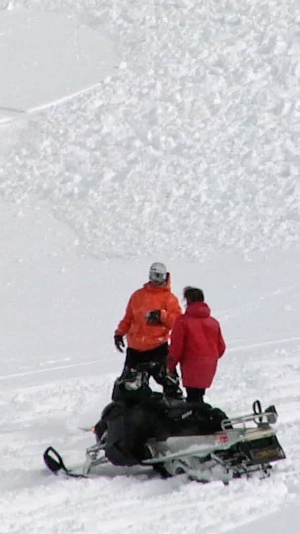 ボルコムのインスタグラム：「Are you #MountainMinded? This episode shows how a day in the backcountry can go from mellow to extreme in seconds. 😳 Learn about experiences and insight from @patmoore @dantreadway @andreaswiig @baldisbeautiful Supported by @absinthefilms @fattire @baldfacelodge @volcomsnow & @backcountryaccess」