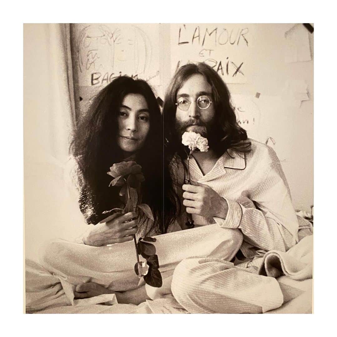 HiRAO INCのインスタグラム：「. “DOUBLE FANTASY - John & Yoko”  素晴らしい展示だった 私たちはIMAGINEを生むために出会ったのかもしれない と、とあるインタビューでオノヨーコさんが話していたけれど、YOKOはジョンにとって真に創造力の源で、強烈な個性と、ピュアなエネルギーは本当に魅力だったのだと思う。  現実離れした孤高の世界にいるYOKOにとっては、ジョンは現世にメッセージをわかりやすく繋げてくれる依代、媒介役のような人だった気がします。  二人が世界に発したメッセージや言葉、音楽&アート作品、貴重な私物を通して体感できる世界初の画期的な展覧会。 展覧会では、この伝説的な二人の私生活や創作において共鳴し合う関係性とともに、現在まで続く“IMAGINE PEACE（イマジン・ピース）”キャンペーンを探訪することが出来ます。  互いへの深く強い愛をアート、音楽、映像作品を通して表現した、世界で最も創造性豊かな二人のアーティストの出会いを讃える展覧会。  自身の知名度と影響力を駆使して世界中で平和と人権のために斬新なキャンペーンを展開し、自分たちの生き方のみでなくアート、音楽、行動主義のあり方を永遠に変えた2人の軌跡  何度もじっくりみたい 図録も素晴らしかった。 スティッカー、いっぱい買ってしまいそう。 ソニーミュージアムで、会期延長で2月18日迄開催しています。」