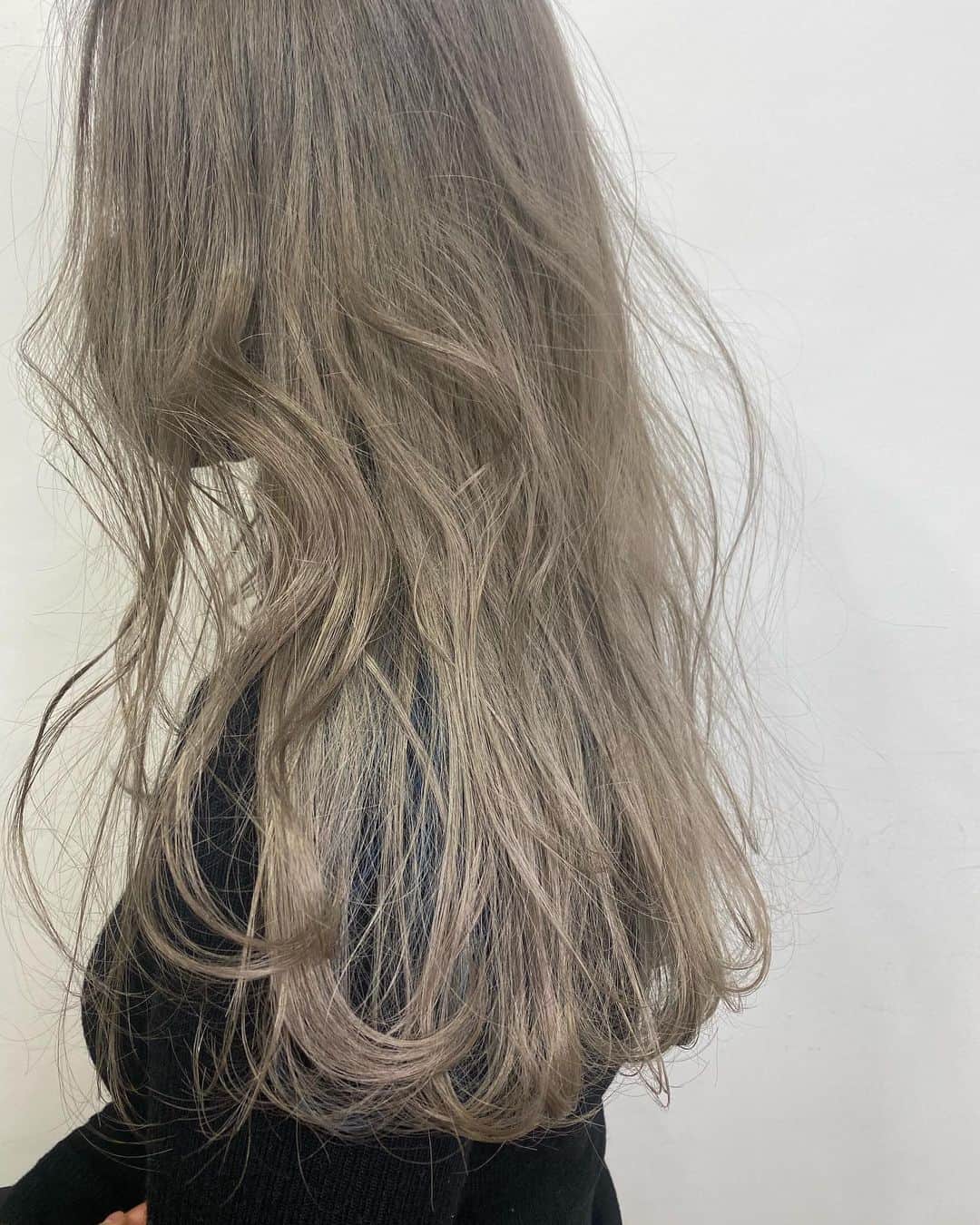 MELLOWのインスタグラム：「ケアブリーチカラー シルバーグレーカラー 【stylist: @mellow__tamai 】 . 【tamaiのお客様ヘア】⇨#MELLOWtamaiguesthair . . . 【メニュー】 カット+ケアブリーチ+ケアカラー . 玉井指名30%off (Jr.stylist) . . .【mellowお客様ヘア】⇨#MELLOWguesthair . . . . ・ ・ #MELLOW#mellowsalon#hair#hairstyle#髪型#color#カラー#haircolor #グレーアッシュカラー#寒色系#透明感カラー#外国人風#グレーカラー#ロングヘアー#MELLOWlonghair#グレーアッシュ#Wカラー#シルバーグレーカラー#sustainable#sustainablesalon#ethical#エシカル」