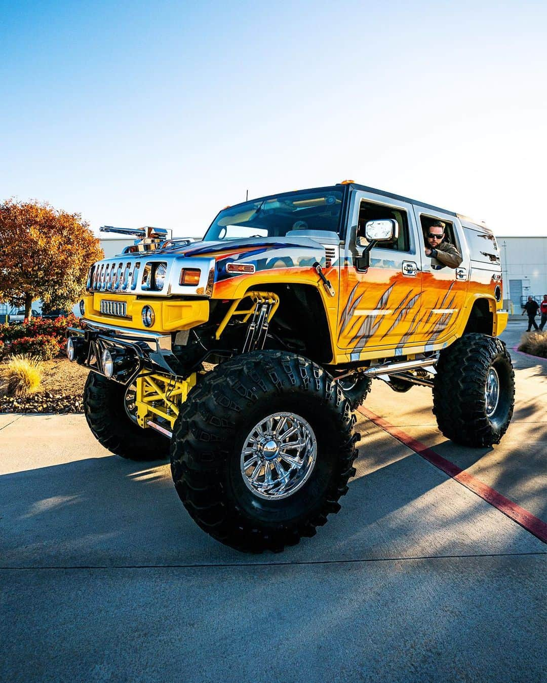 Dude Perfectさんのインスタグラム写真 - (Dude PerfectInstagram)「Frogger in real life with RC Cars and a GIANT Hummer, anyone?? 🏎🐸. New video Monday @ 5pm CST!」1月9日 9時27分 - dudeperfect