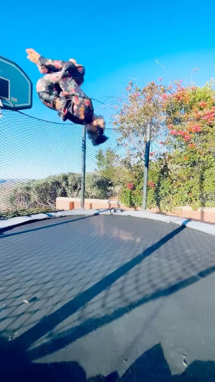 アリス+オリビアのインスタグラム：「2 margaritas and I obviously had to prove to my kids that I can still do a back flip... 😍😂🤷‍♀️」