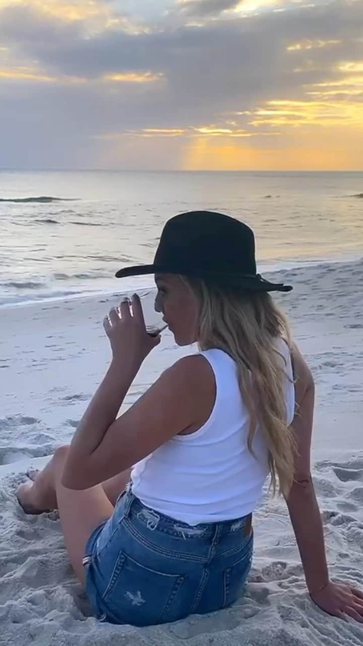 のインスタグラム：「happy weekend & may your bottles stay full 🍷」