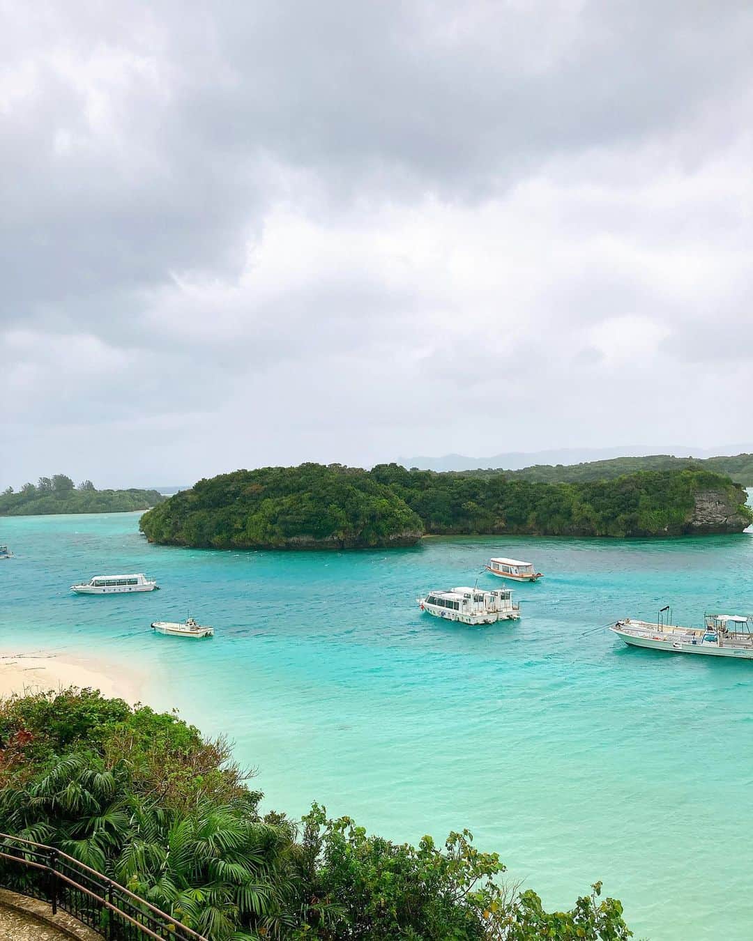 大西宏明のインスタグラム：「家族旅行🏖✈️  最終日の昨日は飛行機の時間までレンタカーで石垣島観光‼️‼️🌊🪨🍍  緊急事態宣言✨✨ やれる事❗️やるべき事❗️ プラスの行動で本日より必死こいて働きまーす🖐  #2021年 #仕事始め  #ゆっくりし過ぎ w #４泊５日 #家族旅行 #最終日 #石垣島観光 #川平湾 #鍾乳洞 #光楽園 #フルーツジュース #ソーキそば #海ぶどうそば #lcc #本日初出勤 #笑ぎゅう #焼肉 #大阪グルメ #焼肉好き #宜しくお願い致します #旅行記 #あと数回 #旅行投稿 #旅行好きな人と繋がりたい  #野球好きな人と繋がりたい  #肉好きな人と繋がりたい  #smile #ほなっ！！」