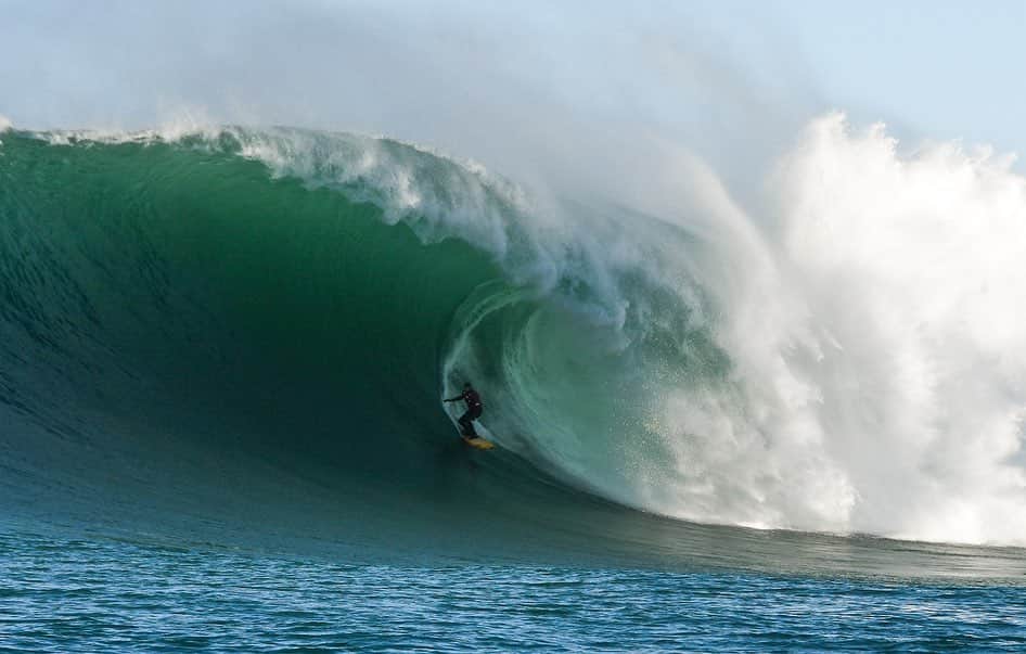 surflineさんのインスタグラム写真 - (surflineInstagram)「An hour or so ago, @peter_mel, who already snagged one of the best waves of the year at Maverick’s on December 8th -- and was towed into a bomb and then rescued by his son on Saturday -- just upped the ante. Again. This paddle-in wave with a chip-shot takeoff followed by a straight line through the bowl is next level big-wave surfing. Shows what decades of experience -- and sheer talent -- can do for a fella. In the channel, “ride of the year” and “wave of the decade” and “best wave ever at Mav’s” and “everyone is in shock” was thrown around. Check back shortly for video.  📷: @audrey_lambidakis」1月9日 9時56分 - surfline