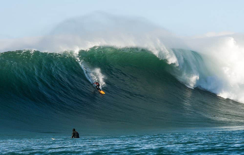 surflineさんのインスタグラム写真 - (surflineInstagram)「An hour or so ago, @peter_mel, who already snagged one of the best waves of the year at Maverick’s on December 8th -- and was towed into a bomb and then rescued by his son on Saturday -- just upped the ante. Again. This paddle-in wave with a chip-shot takeoff followed by a straight line through the bowl is next level big-wave surfing. Shows what decades of experience -- and sheer talent -- can do for a fella. In the channel, “ride of the year” and “wave of the decade” and “best wave ever at Mav’s” and “everyone is in shock” was thrown around. Check back shortly for video.  📷: @audrey_lambidakis」1月9日 9時56分 - surfline