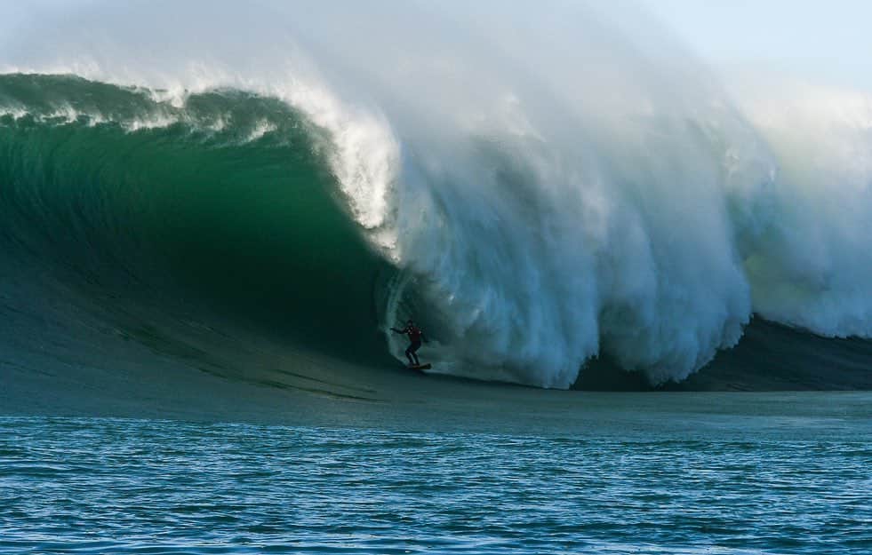 surflineさんのインスタグラム写真 - (surflineInstagram)「An hour or so ago, @peter_mel, who already snagged one of the best waves of the year at Maverick’s on December 8th -- and was towed into a bomb and then rescued by his son on Saturday -- just upped the ante. Again. This paddle-in wave with a chip-shot takeoff followed by a straight line through the bowl is next level big-wave surfing. Shows what decades of experience -- and sheer talent -- can do for a fella. In the channel, “ride of the year” and “wave of the decade” and “best wave ever at Mav’s” and “everyone is in shock” was thrown around. Check back shortly for video.  📷: @audrey_lambidakis」1月9日 9時56分 - surfline