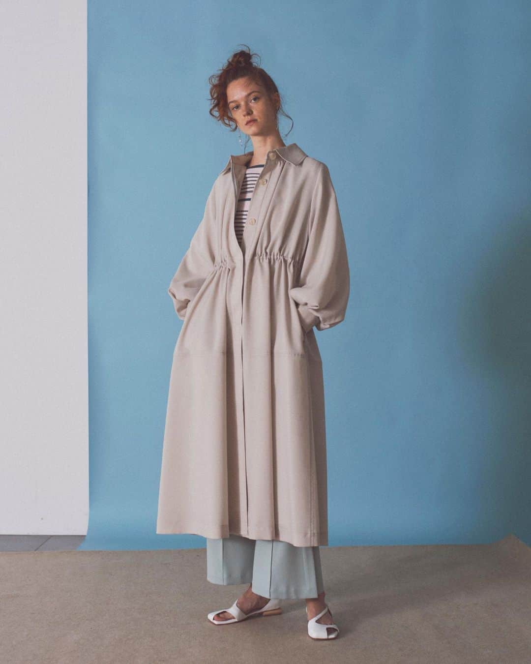 ファーファーのインスタグラム：「【NEWS】 2021 SPRING COLLECTION PRE ORDER   公式オンラインストア及びウサギオンラインにて 春の新作のプレオーダーがいよいよスタート！ どこよりも早く新作をご覧いただける機会を ぜひお見逃しなく。  ＊一部商品は発売を開始しております。  coat ¥39,000＋tax tops ¥8,000＋tax pants ¥21,000＋tax earrings ¥6,000＋tax shoes ¥21,000＋tax  1/8(金)12:00～1/10(日)23:59までの3日間、 2021 SPRING COLLECTIONをご予約いただいた方には MAカード+5％をプレゼント！  @furfur_official @furfur_official_staff  #FURFUR #ファーファー」
