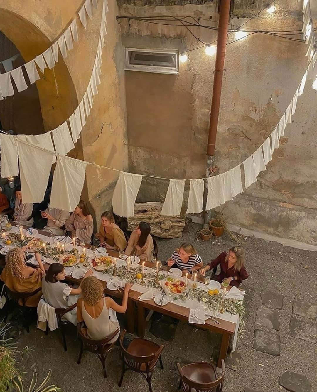 クレオベラのインスタグラム：「Oh, how we cannot wait until our weekends can look a little something like this again 🍇」