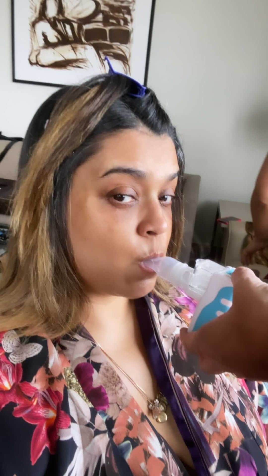 Preta Gilのインスタグラム：「Primeira live de 2021, fazendo o que mais amo na vida, e querendo muito essa vacina pra gente poder voltar a fazer show presencial e se amar !!! Eu e minhas fiéis escudeiras @tvaiano minha fono amada e @rocha_soraya minha tudona!!!! #bailedapreta」